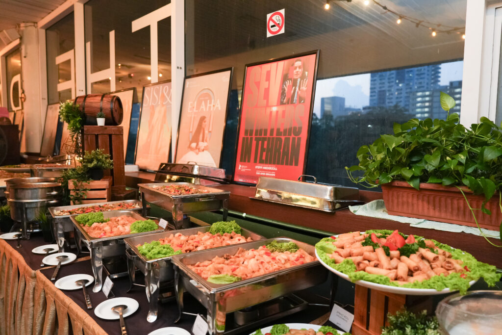 Alumni enjoying the buffet dinner spread before the movie (SIT Photos/@Kengphotography)