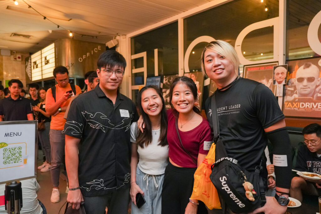 Alumni catching up with fellow SITizens and Senior Lecturer Rendell Kheng Wah Tan (SIT Photos/@Kengphotography)