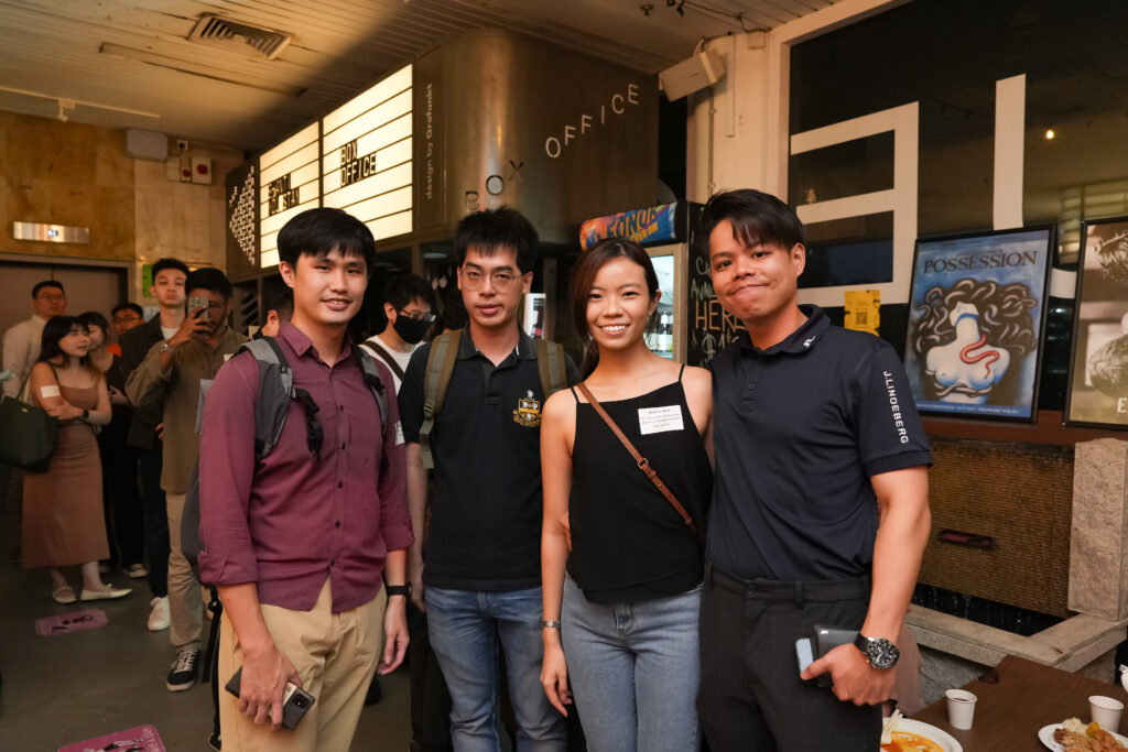 Alumni catching up with fellow SITizens and Senior Lecturer Rendell Kheng Wah Tan (SIT Photos/@Kengphotography)