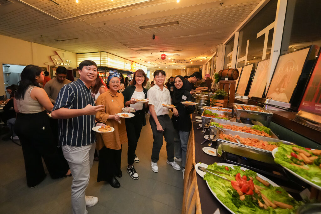 Alumni enjoying the buffet dinner spread before the movie (SIT Photos/@Kengphotography)